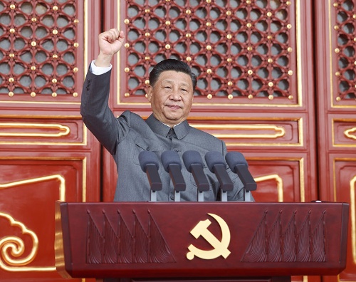 天安門広場で演説する習近平国家主席(写真:新華社/アフロ)