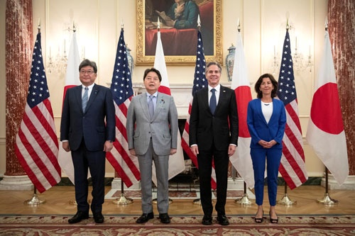 日米同盟は経済安全保障を新たな柱に加えた。左端は萩生田経産相、右端はレモンド米商務長官（写真：代表撮影／ロイター／アフロ）