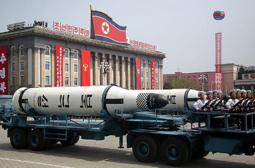 北朝鮮「太陽節」記念するパレード SLBMが初登場(写真:AP/アフロ)
