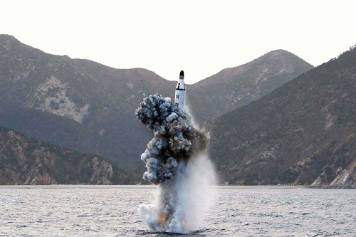 北朝鮮が2016年、SLBMミサイルの水中発射実験に成功と発表した（写真：KCNA/新華社/アフロ）
