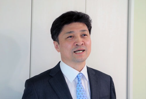 <span class="fontBold">松田康博(まつだ・やすひろ)</span></br>東京大学教授。専攻はアジア政治外交史、東アジア国際政治研究、中国および台湾の政治・対外関係・安全保障、中台関係論、日本の外交・安全保障政策。1965 年生まれ。1988年、麗澤大学外国語学部中国語学科卒業。1990年、東京外国語大学大学院地域研究研究科修了。1997年、慶應義塾大学大学院法学研究科博士課程単位取得退学。2003年博士(法学)学位取得。防衛庁(省)防衛研究所で助手・主任研究官、東京大学東洋文化研究所准教授を経て2011年より現職。主要著作に、『台湾における一党独裁体制の成立』、共編著『〔改訂版〕岐路に立つ日中関係―過去との対話・未来への模索―』、共著『日台関係史―1945-2020―〔増補版〕』など。