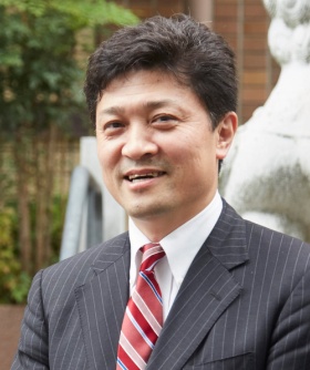 松田康博(まつだ・やすひろ)東京大学教授。専攻はアジア政治外交史、東アジア国際政治研究、中国および台湾の政治・対外関係・安全保障、中台関係論、日本の外交・安全保障政策。1965 年生まれ。1988年、麗澤大学外国語学部中国語学科卒業。1990年、東京外国語大学大学院地域研究研究科修了。1997年、慶應義塾大学大学院法学研究科博士課程単位取得退学。2003年博士(法学)学位取得。防衛庁(省)防衛研究所で助手・主任研究官、東京大学東洋文化研究所准教授を経て2011年より現職。主要著作に、『台湾における一党独裁体制の成立』、共編著『〔改訂版〕岐路に立つ日中関係―過去との対話・未来への模索―』、共著『日台関係史―1945-2020―〔増補版〕』など。
