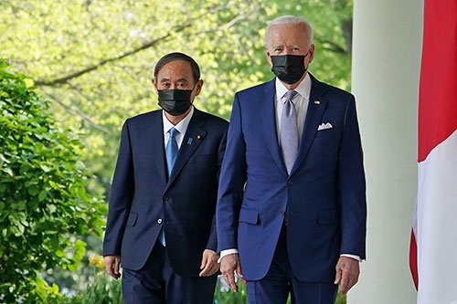 菅義偉首相（左）とバイデン米大統領は「日米両国は、台湾海峡の平和と安定の重要性を強調する」ことで一致した（写真：AFP/アフロ）