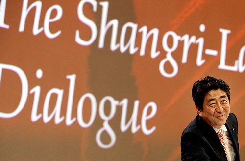 2014年にシンガポールで開かれたシャングリラ対話で講演する安倍晋三首相（写真：AP/アフロ）