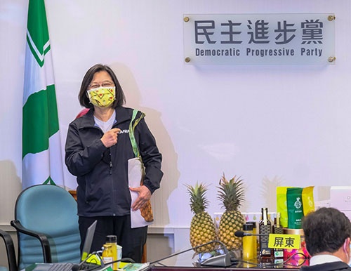 中国政府は今年3月に台湾産パイナップルの輸入を停止。蔡英文総統も台湾産パイナップルをアピールした（写真：ZUMA Press/アフロ）