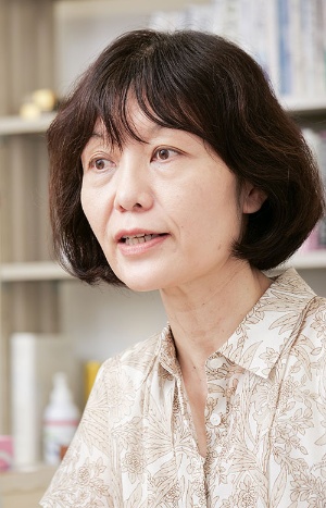 <span class="fontBold">川上桃子(かわかみ・ももこ)</span><br />日本貿易振興機構(JETRO)アジア経済研究所 地域研究センター長。専門は台湾研究、台湾を中心とする東アジアの産業発展。主な編著書に「中台関係のダイナミズムと台湾」(川上桃子・松本はる香編)「中国ファクターの政治社会学」(川上桃子・呉介民編)など (写真:加藤康、以下同)