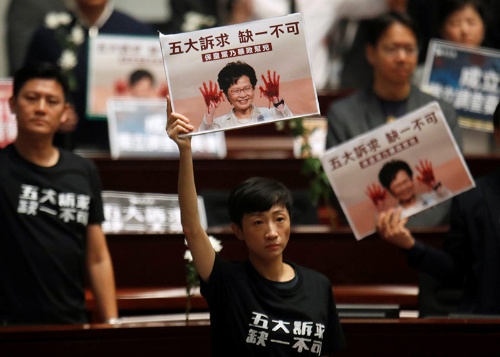 民主派の抗議で混乱する香港立法会(2019年)(写真:ロイター/アフロ)