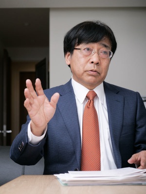 川上 高司(かわかみ・たかし)氏拓殖大学教授1955年熊本県生まれ。大阪大学博士(国際公共政策)。フレッチャースクール外交政策研究所研究員、世界平和研究所研究員、防衛庁防衛研究所主任研究官、北陸大学法学部教授などを経て現職。この間、ジョージタウン大学大学院留学。(写真:加藤 康、以下同)