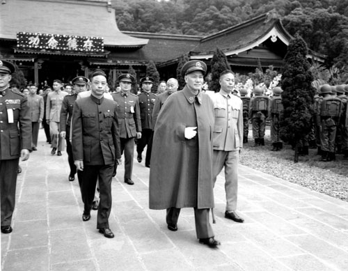 台湾に渡った蒋介石は、台湾の人々に「中国共産党は悪。我々はそれに絶対に屈しない」と説き続けた(写真:AP/アフロ)