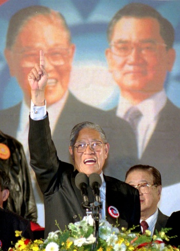 1996年の台湾総統選で勝利宣言する李登輝(写真:AP/アフロ)
