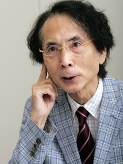 <span class="fontBold">小笠原欣幸(おがさわら・よしゆき)</span><br />東京外国語大学教授。専門は比較政治学、台湾研究。1958年生まれ。1981年、一橋大学社会学部卒業。1986年、同大学大学院社会学研究科博士課程修了(社会学博士)。東京外国語大学の専任講師、助教授を経て、2020年から現職。この間に、英シェフィールド大学や台湾国立政治大学で客員教授を歴任。 主な著書に「中国の対台湾政策の展開―江沢民から胡錦濤へ」(『膨張する中国の対外関係』に収録)、『台湾総統選挙』など。 (写真:加藤康、以下同)