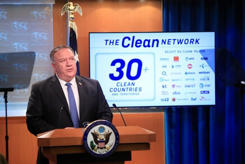 米国のポンペオ国務長官は8月、米国のネットワークから中国企業の影響を排除する「クリーンネットワーク」を拡充する意向を明らかにした（写真：代表撮影/ロイター/アフロ）