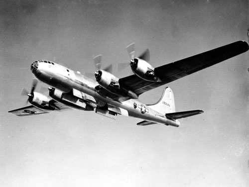 1945年3月9～10日、約300機のB29が東京上空に飛来し、夜間無差別爆撃を実施した（写真：AP／アフロ）