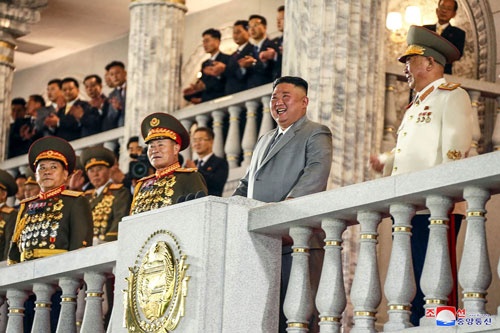 軍事パレードに満面の笑みで臨む金正恩委員長（提供：KNS/KCNA/AFP/アフロ）