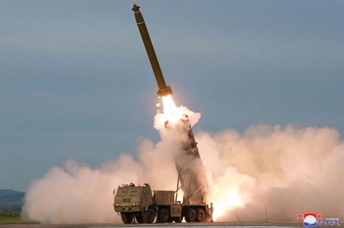 日本のミサイル防衛の混乱をよそに、北朝鮮はミサイルの開発を進める(提供:KNS/KCNA/AFP/アフロ)