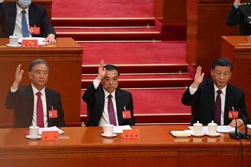 中国共産党大会の閉幕式。李克強氏（中央）と汪洋氏（左）が最高幹部から引退する。習近平氏（右）は続投し、習政権は3期目に入る（写真：AFP/アフロ）