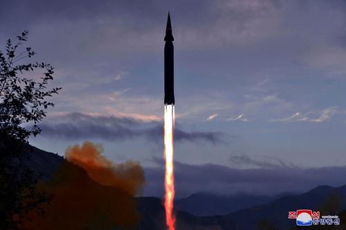 北朝鮮が極超音速ミサイルの発射実験に成功した（写真：KNS/KCNA/AFP/アフロ）