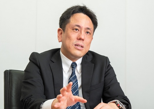伊藤弘太郎(いとう・こうたろう) キヤノングローバル戦略研究所主任研究員。 専門は韓国の内政・外交安全保障政策および東アジアの国際関係。2001年に中央大学総合政策学部を卒業、17年に同大学大学院法学研究科博士後期課程単位取得満期退学。衆院議員事務所、日本国際交流センターでの勤務を経験。内閣官房国家安全保障局にて、参事官補佐として韓国を中心とする東アジア地域の政策実務に携わった後、21年1月から現職。淑徳大学コミュニティ政策学部兼任講師や立命館大学共通教育推進機構客員准教授も務める。 (写真:菊池くらげ、以下同)