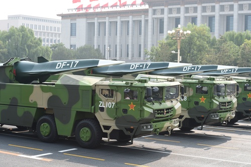 中国が配備する極超音速滑空弾「DF-17（DF-ZF）」（写真：新華社/アフロ）