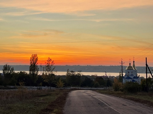 帰宅の途中に見える黒海の夕焼け。仲間たちに「Have a quiet evening」
