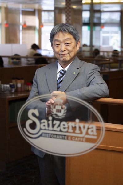 堀埜一成(ほりの・いっせい) 1957年富山県生まれ。81年3月京都大学大学院農学研究科修了。同年4月、味の素入社。グルタミン酸ナトリウムの製造、医薬用アミノ酸の製造・改良などに従事する。2000年4月、サイゼリヤ入社。同年11月、取締役就任。神奈川工場や福島工場、オーストラリア工場を立ち上げる。エンジニアリング部長を経て09年4月社長に就任。(写真=的野 弘路)
