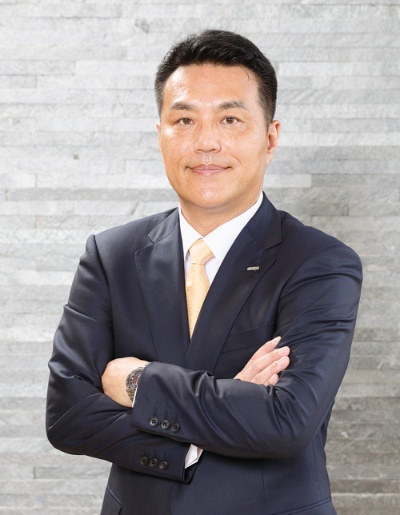 山田義仁(やまだ・よしひと)氏 オムロン社長CEO(最高経営責任者)。1961年大阪府生まれ。84年同志社大学経済学部卒業後、立石電機(現オムロン)入社。一貫してヘルスケア事業畑を歩む。2003年オムロンヘルスケアヨーロッパ社長、08年オムロンヘルスケア社長・オムロン執行役員に。10年オムロングループ戦略室長を経て、11年6月に49歳の若さで社長に就任。学生時代はハンドボールで体を鍛えた。58歳。(写真:山本 尚侍)