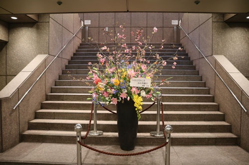 出社しなければいけない仕事の人のために飾った社員用入り口の花