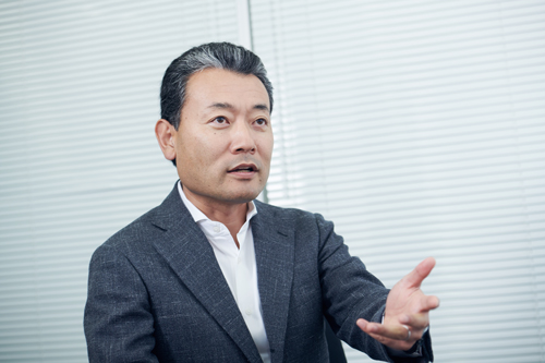 <span class="fontBold">鈴木孝二［すずき・たかつぐ］氏<br>エン・ジャパン社長</span><br>1971年、愛媛県生まれ。95年に同志社大学商学部を卒業し、日本ブレーンセンターに入社。2000年に同社のデジタルメディア事業が分社独立したエン・ジャパンの取締役を経て、08年から現職。