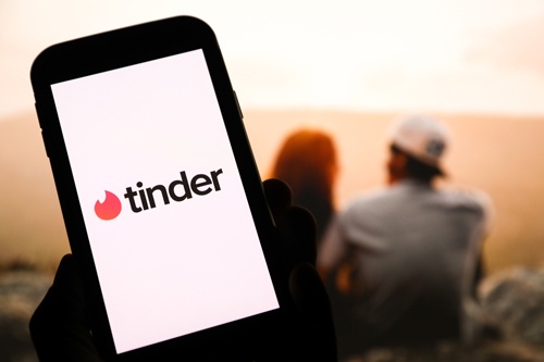 190カ国に約5700万人のユーザーを抱えるデーティングアプリの王者Tinder(写真:SOPA Images / Getty Images)