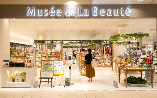 高級ブランド×低価格コスメ、西武東戸塚がSCで「百貨店らしさ」：日経