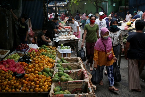 インドネシアの首都ジャカルタにある市場。マスクの着用は徹底されているが感染拡大は続いている（写真：ロイター／アフロ）