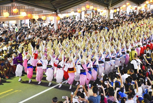 阿波踊りのクライマックス「総踊り」の様子。例年8月12から15日の4日間開催され、100万人を超す観光客が訪れる(写真:共同通信)
