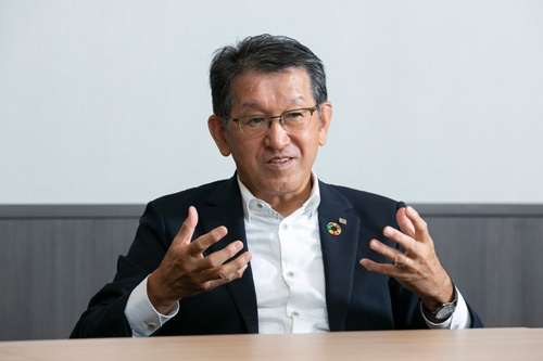 <span class="fontBold">山下良則(やました・よしのり)氏</span><br> 1980年広島大学工学部卒、リコー入社。英国駐在、米国法人社長などを経て2011年リコー常務執行役員、12年取締役専務執行役員、16年取締役副社長執行役員、17年4月から代表取締役社長執行役員CEO。20年4月からCHRO(最高人事責任者)を兼任。兵庫県出身、63歳。(写真:的野弘路)