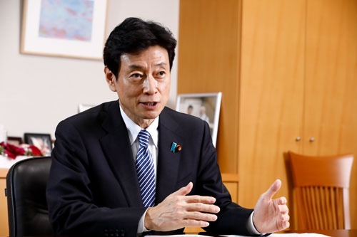 西村康稔(にしむら・やすとし)氏1985年東京大法学部卒、通商産業省(現経済産業省)。米メリーランド大学公共政策大学院修士号取得。2003年、衆院議員選挙で初当選。経済再生、全世代型社会保障改革担当、内閣府特命担当大臣(経済財政政策)。兵庫県出身。(写真:竹井俊晴)