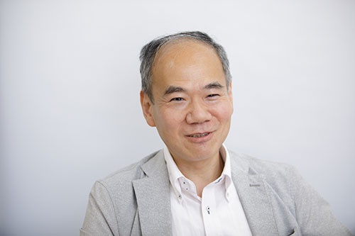 <span class="fontBold">濱口桂一郎(はまぐち・けいいちろう)氏</span><br />1983年東京大学法学部卒業、労働省(現厚生労働省)に入省。欧州連合日本政府代表部1等書記官などを経て、2003年東京大学大学院法学政治学研究科附属比較法政国際センター客員教授。05年政策研究大学院大学教授。08年労働政策研究・研修機構労使関係・労使コミュニケーション部門統括研究員、17年4月から現職。著書多数。近著に『働き方改革の世界史』(ちくま新書、2020年)。(写真:伊藤菜々子)