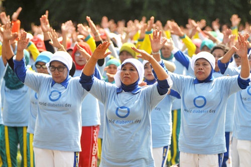 世界糖尿病デーのイベントで体操するインドネシアの人々。成長するアジア新興国で生活習慣病が広がっている（2014年、写真：Shutterstock／アフロ）
