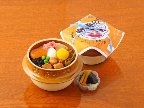 タケノコ、栗、うずらの卵など食材が色とりどりに並ぶ。