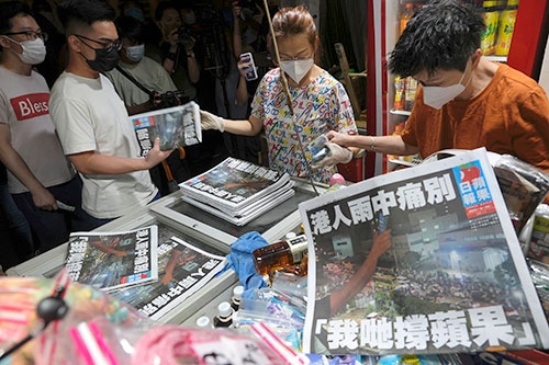 新聞スタンドで最後の蘋果日報(アップル・デイリー)を買い求める香港市民(AP/アフロ)