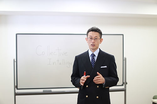 国際コミュニケーション・トレーニングの岩崎一郎代表取締役はピンチに陥った人の脳について、「戦うか、逃げるか」の二者択一となっており、その他の脳回路をシャットダウンしてしまっていると説明する