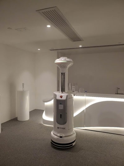 入社2年目の社員が事業計画をまとめ、1度の社長プレゼンで、自動除菌ロボットを開発した香港企業との業務提携を決めた