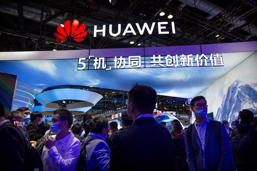 米商務省による中国ファーウェイに対する半導体輸出規制が9月15日に発効した。ファーウェイは半導体の在庫がなくなると最新のスマホを製造できない状況に追い込まれた(写真:AP/アフロ)