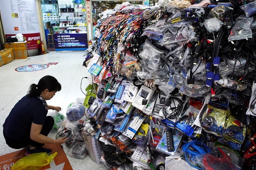 華強北は世界最大の電気街といわれてきた(写真:ロイター/アフロ)