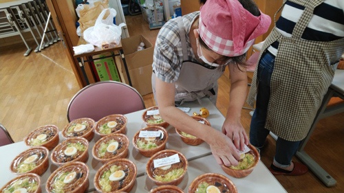 NPO法人のレインボーリボンは、証券会社から提供された食材を活用している