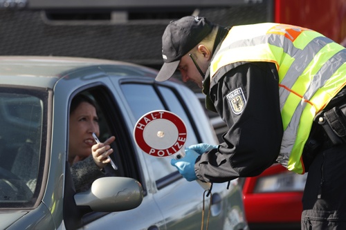 3月、ドイツの警察はフランスからの入国をチェックしていた。6月以降は制限が解除され、シェンゲン協定加盟国間の往来について基本的に入国検査はされていない（写真：AP/アフロ）