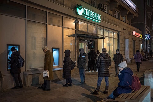 ロシア国内のATMでは外貨を引き出そうとする人の列ができた（写真：The New York Times/Redux/アフロ）