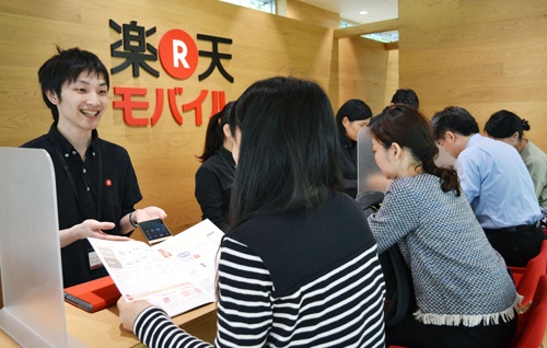 改正民法の施行によって18歳になれば携帯電話などの契約を親権者の同意なしで結べるようになる(写真:共同通信)