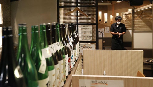 東京都では7月12日から8月22日まで酒類の提供が一律停止となる（写真：共同通信）
