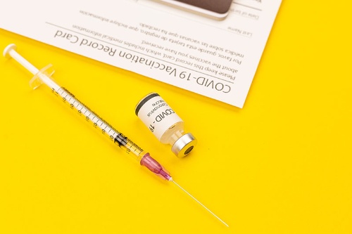 現在日本では海外渡航目的に限り新型コロナワクチン接種証明書を交付している。（写真：PIXTA）