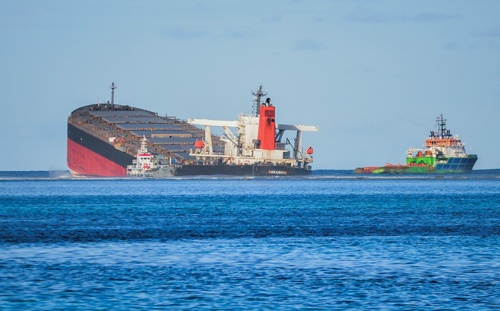 モーリシャス沖で座礁した長鋪汽船の「WAKASHIO」(写真:ロイター/アフロ)