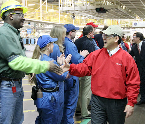 米公聴会での証言を終えて視察に訪れた米ケンタッキー工場で豊田章男社長は温かく迎えられた（2010年、写真：AP/アフロ）